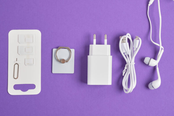 Accesorii smartphone: încărcător, cablu, căști, adaptor SIM