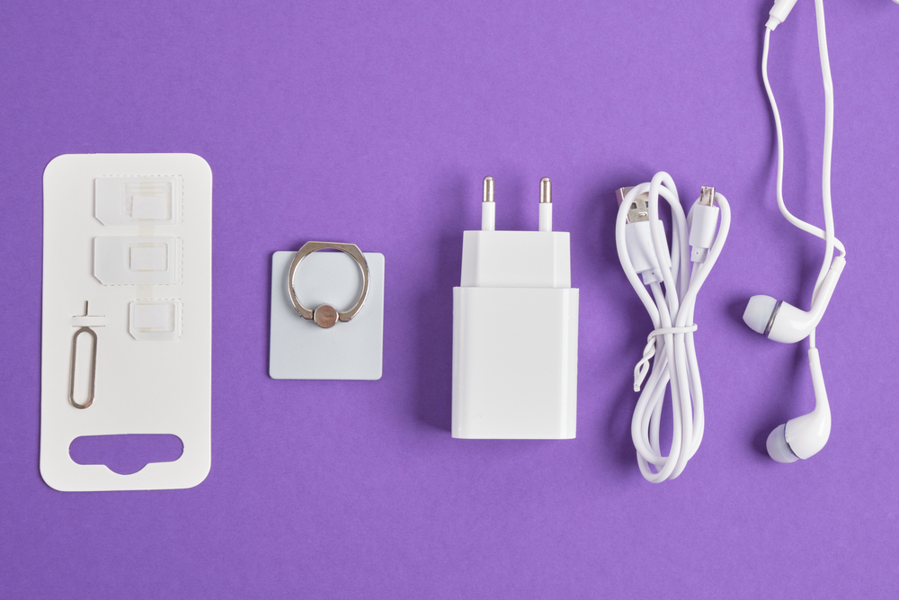 Accesorii smartphone: încărcător, cablu, căști, adaptor SIM