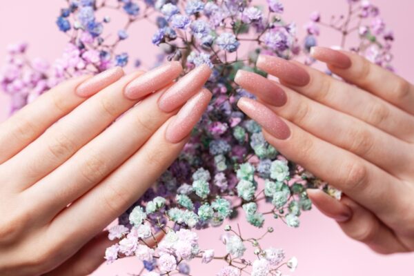 Manichiură roz: modele delicate pentru orice sezon