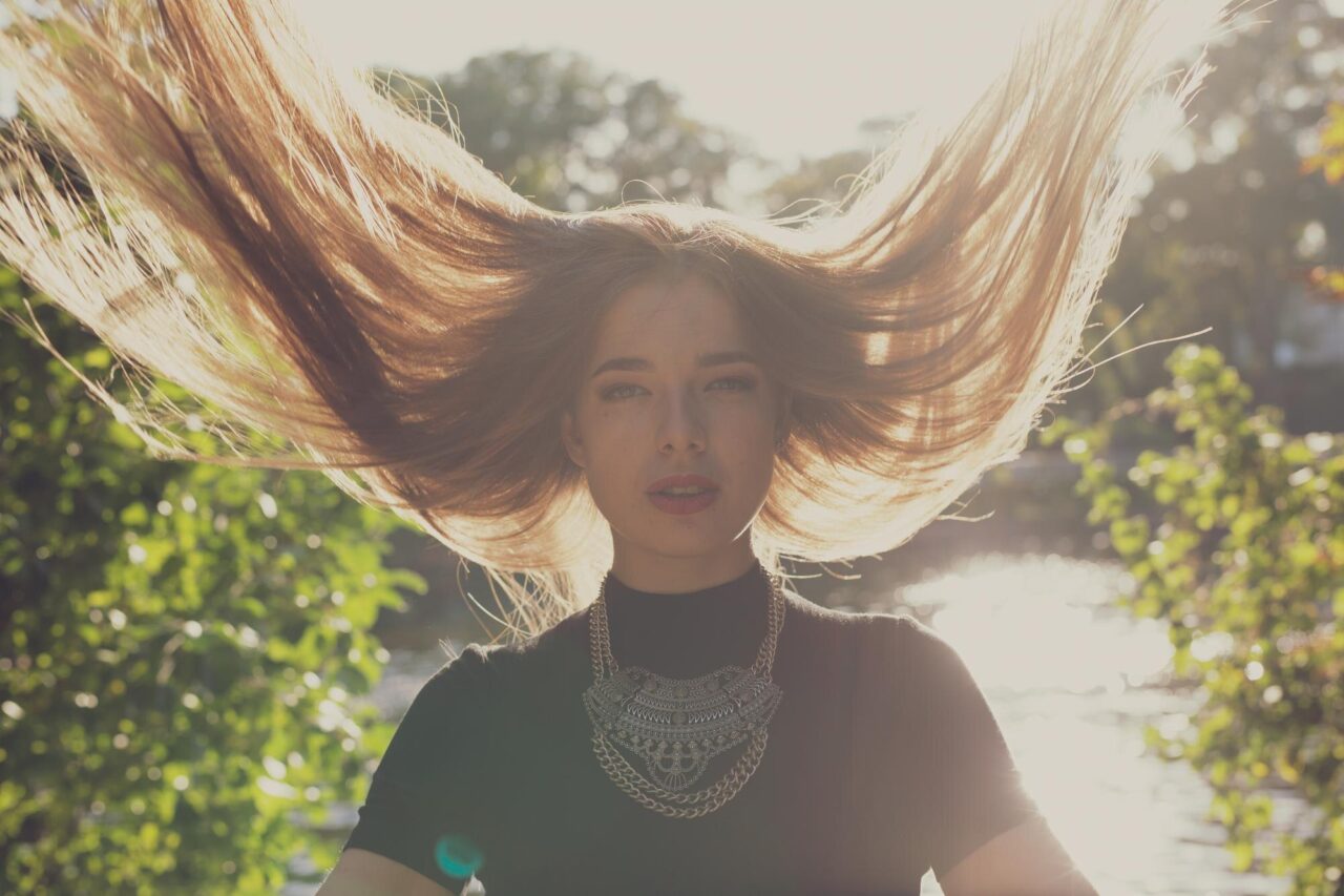 Cum reduci aspectul firelor rebele fără să îți încarci părul