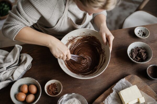 Chec pufos cu cacao: cum pregătești aluatul și eviți mijlocul necopt