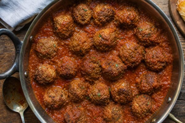 Chiftele marinate în sos de roșii: cum le pregătești fragede și aromate