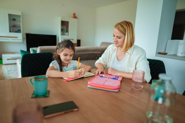 Cum alegi activitățile extrașcolare fără să încarci programul copilului
