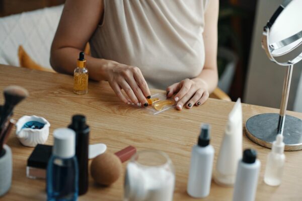 Rutina de beauty de duminică: cum îți pregătești produsele și accesoriile pentru săptămână