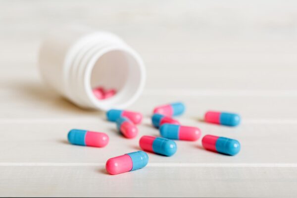 Antibiotice și alcool: ce interacțiuni trebuie verificate pentru tratamentul tău