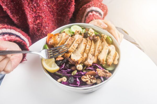Proteinele la fiecare masă: câte grame și din ce alimente