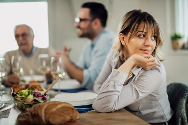 Ce să faci dacă cumnata te exclude din planurile și conversațiile de familie