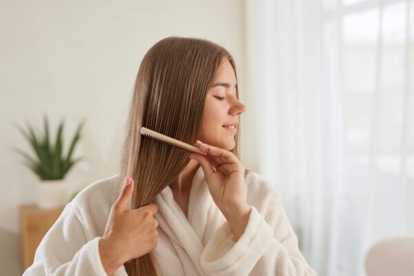 Scalp uscat sau mătreață iarna? Ce trebuie să știi înainte să schimbi șamponul